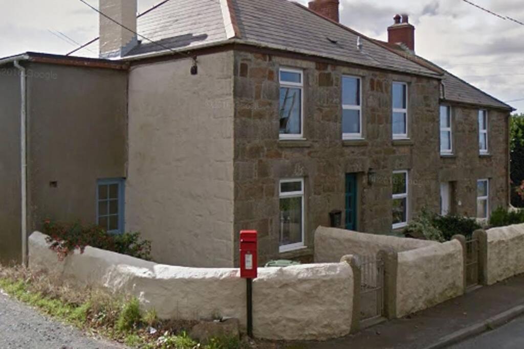 Cosy 2-Bedroom Family Cottage Centrally Located. Leedstown Exterior photo