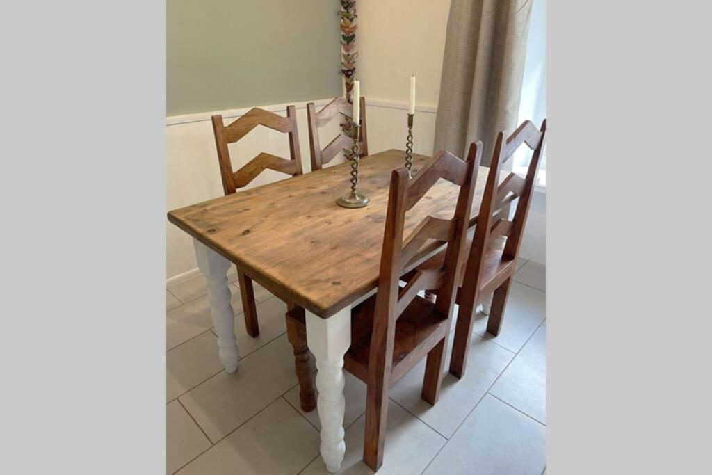Cosy 2-Bedroom Family Cottage Centrally Located. Leedstown Exterior photo