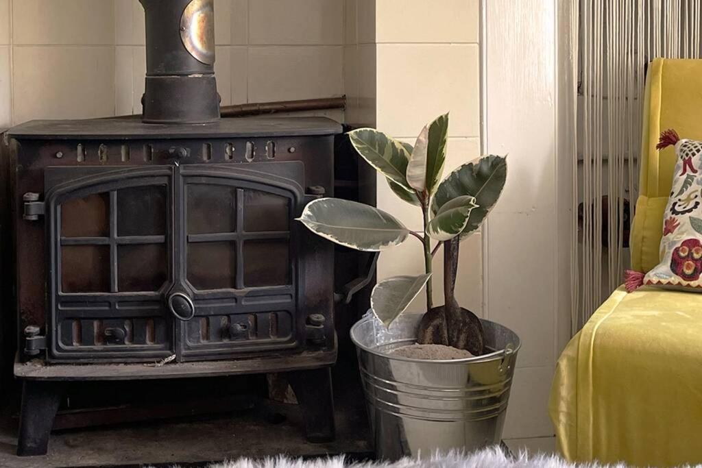 Cosy 2-Bedroom Family Cottage Centrally Located. Leedstown Exterior photo
