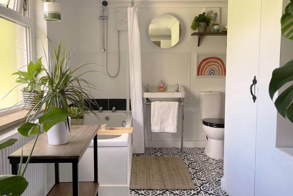 Cosy 2-Bedroom Family Cottage Centrally Located. Leedstown Exterior photo